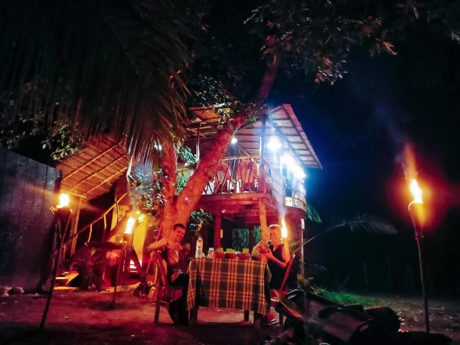 Experience The Comforts Of An Amazing Treehouse Сігірія Екстер'єр фото