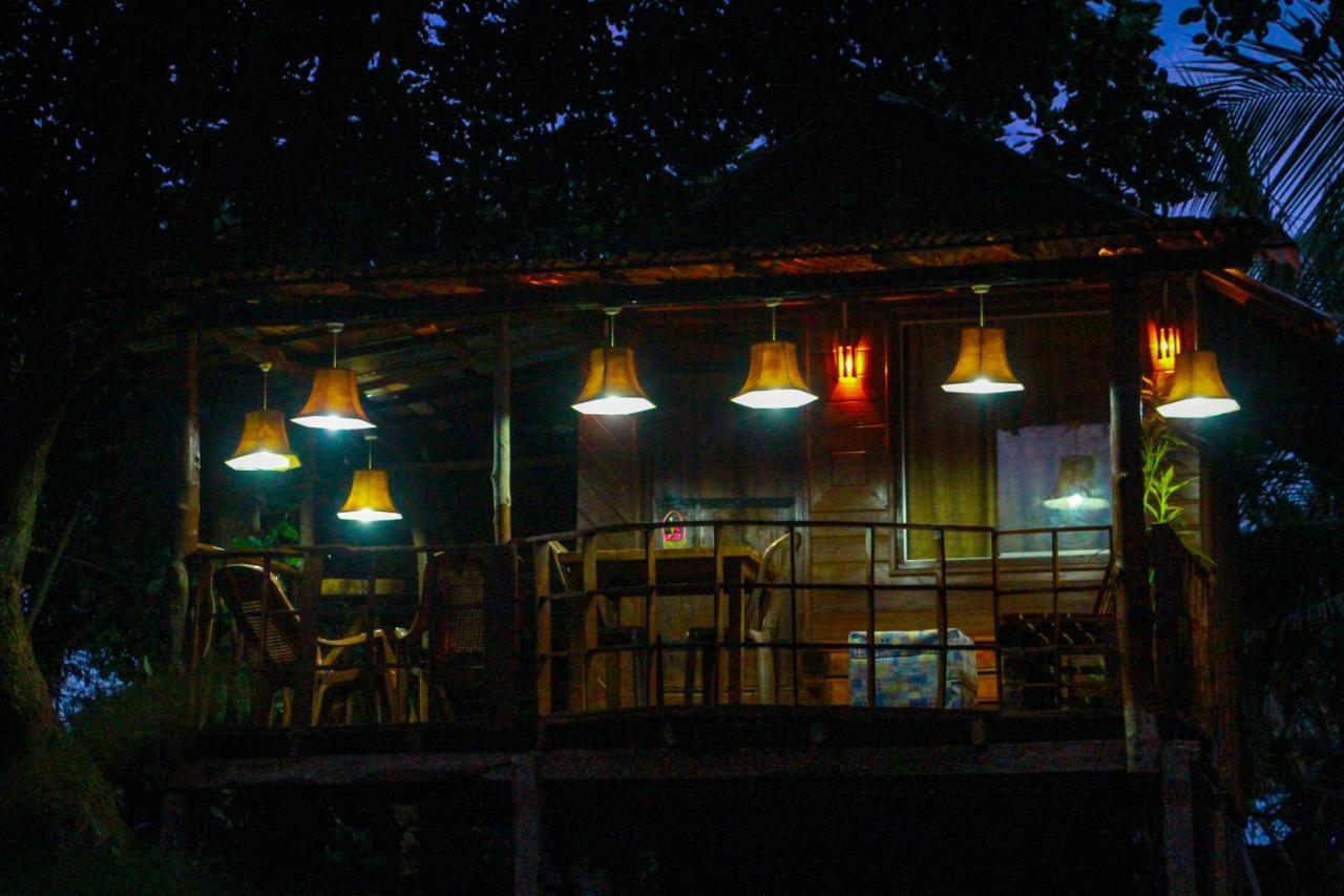 Experience The Comforts Of An Amazing Treehouse Сігірія Екстер'єр фото